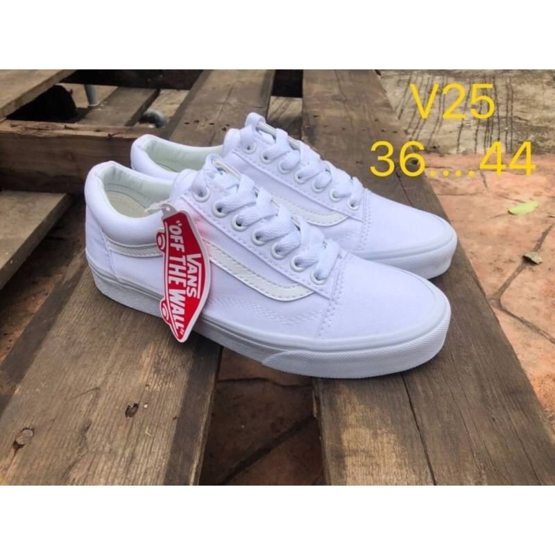 รองเท้าผ้าใบ-สีขาว-ของ-vans-พร้อมกล่องสินค้า