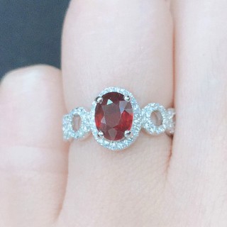 แหวนพลอยทับทิมสีแดงสดเสริมดวงคนเกิดวันอาทิตย์ ทำให้คนรักใคร่ ประดับเพชรรัสเซียสีขาว เงินแท้ 925 NA379
