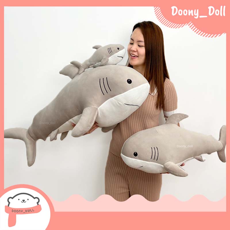ภาพหน้าปกสินค้าตุ๊กตาฉลาม 30cm 60cm และ 100cm ของขวัญให้แฟน หมอนข้าง ของขวัญวันเกิด จากร้าน doony_doll บน Shopee