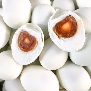 ภาพขนาดย่อของภาพหน้าปกสินค้าไข่เค็มต้มสุก แพ็ค 4 ฟอง ไข่ขาวเค็มน้อย สดใหม่ พร้อมส่งทุกวัน พร้อมรับประทาน คุ้มค่า ราคาถูก รับประกันคุณภาพ จากร้าน aobauan_official บน Shopee ภาพที่ 3