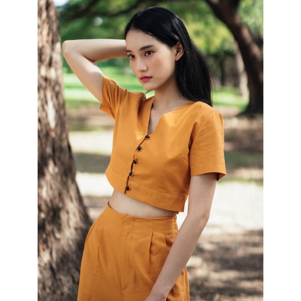 mustard-cotton-linen-button-front-crop-top-เสื้อครอปคอตตอนลินินกระดุมหน้า-สีเหลืองมัสตาร์ด