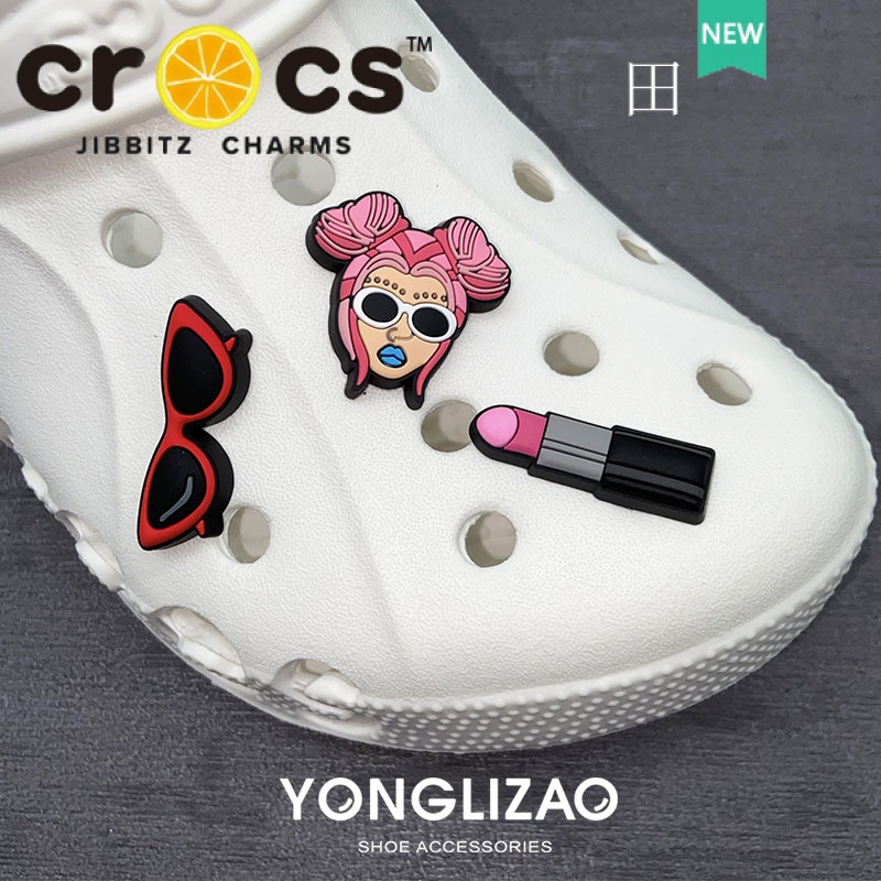 ภาพหน้าปกสินค้าCrocs jibbitz charms Night Girl Series แว่นตากันแดด รูปแบบลิปสติก DIY รองเท้าแฟชั่น ดอกไม้ หัวเข็มขัด jibbitz สําหรับ crocs จากร้าน hongping121475.th บน Shopee