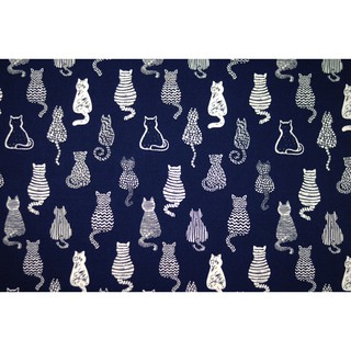 [SALE] 45x55 ซม. ผ้าเมตร ผ้าคอตตอน ผ้าฝ้ายแท้ 100% ลายแมวคลาสสิค สไตล์ภาพวาด ขาวบนพื้นสีน้ำเงินเข้ม [PFQ510]