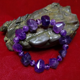 กำไลข้อมืออเมทิสต์ (Amethyst) พลอยสีตะแบก ทรงธรรมชาติ ขนาดประมาณ 15 มม.