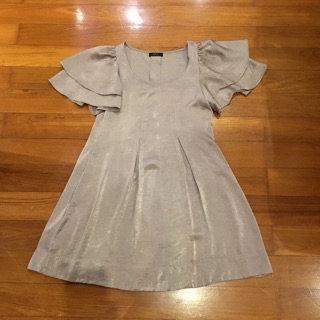 WBC ruffle dress like new size S ผ้าเนื้อเลื่อมมันวาวสวย ใส่ไปงานได้ค่ะ แขนพองๆผ้าดีงานดีค่ะ