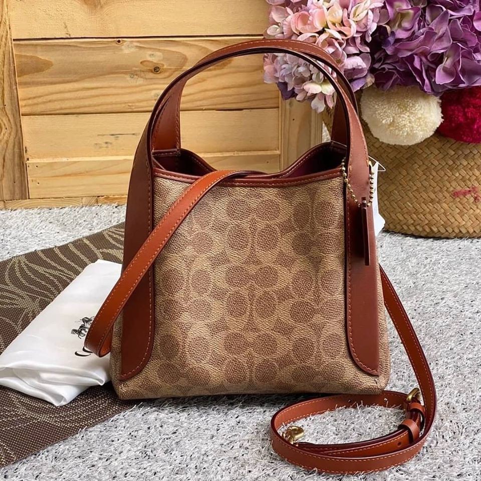 Outfit) Coach Hadley Hobo 21 in Signature Canvas Taupe🧡, Women's