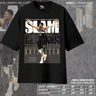 โอเวอร์ไซส์ / PROCLUB เป็นแรงบันดาลใจให้ GIANNIS SLAM นิตยสารเสื้อเชิ้ตคอลูกเรือ / คอกลมโดย HER ;ml