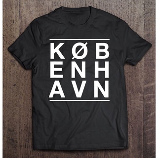 ▅▓▒เสื้อขาว - Kobenhavnออกแบบโดยโคเปนเฮเกนเดนมาร์กออกแบบเสื้อยืดขนาดใหญ่เสื้อยืดอะนิเมะที่เรียบง่ายเสื