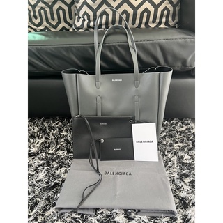 แท้ 💯% Used Once Balenciaga Everyday Leather Tote in Gray color อปก ครบแน่นทุกชิ้น จากช้อปไทย