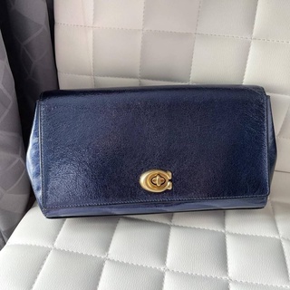 (ผ่อน0%) กระเป๋าคลัช ใบใหญ่ หนังแท้ สีน้ำเงิน เมทัลลิค Coach 38964 Alexa Turnlock Clutch  สี Metallic Blue  งานshop