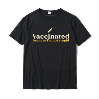 เสื้อยืดผ้าฝ้ายพิมพ์ลายขายดี เสื้อยืดลําลอง ผ้าฝ้าย แขนสั้น พิมพ์ลาย Vaccinated Because Im Not Stupid Funny Pro Vaccine