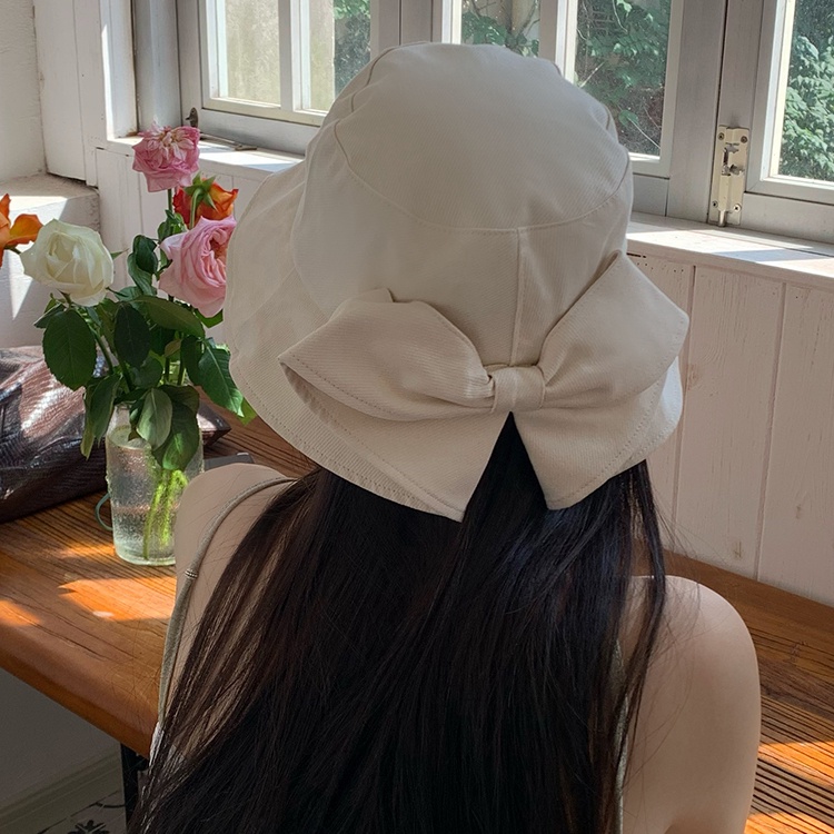 ภาพหน้าปกสินค้าหมวกปีกกว้าง ประดับโบว์ กันแดด เข้ากับทุกการแต่งกาย แฟชั่นเฮปเบิร์น สไตล์ญี่ปุ่น สําหรับผู้หญิง