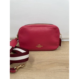 (ผ่อน0%) กระเป๋าสะพายข้าง JES CROSSBODY (COACH C5805) GOLD/STRAWBERRY HAZE หนังแท้ สีแดง สายสปอร์ต สีขาว