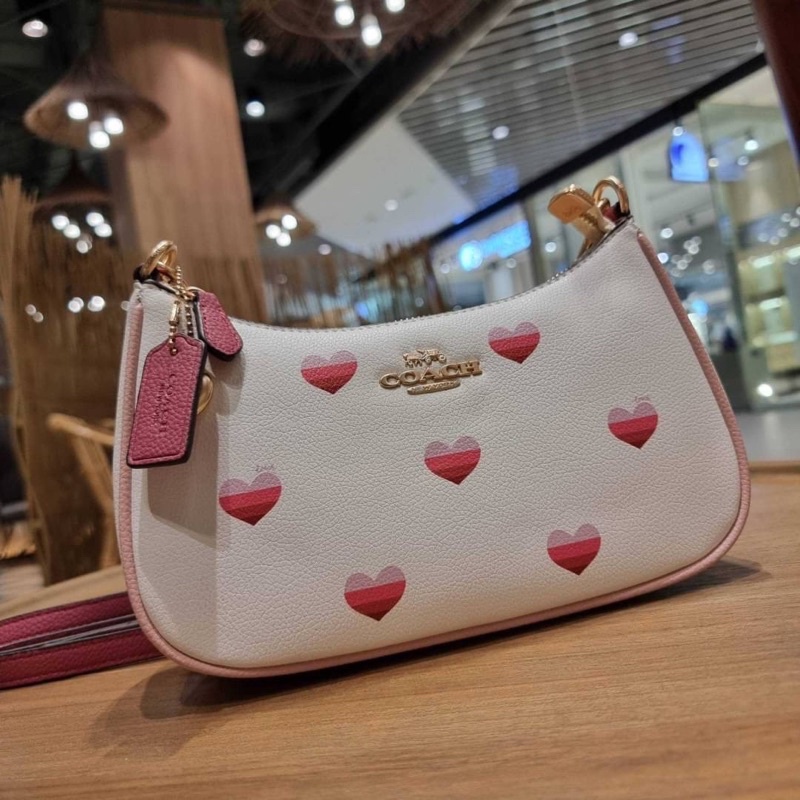 coach-ca251-teri-shoulder-bag-with-stripe-heart-print