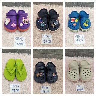 ภาพขนาดย่อของภาพหน้าปกสินค้ารองเท้า crocs เด็ก มือสอง สภาพ 90% งานสวย 12-21 เซน จากร้าน saisabuy บน Shopee