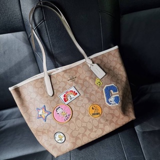 COACH COACHxPEANUTS CITY TOTE IN SIGNATURE CANVAS WITH VARSITY PATCHES