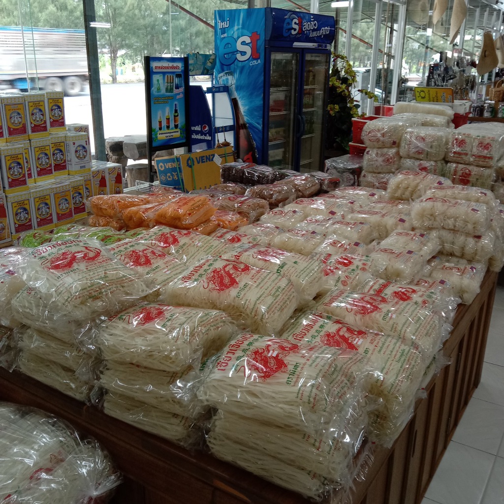 เส้นจันท์-ตราเหรียญทอง-ก๋วยเตี๋ยวเส้นจันท์-บรรจุ-1000-กรัม