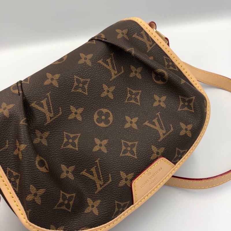 louis-vuitton-crossbody-hiend