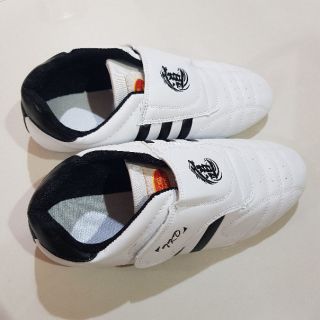ภาพขนาดย่อของภาพหน้าปกสินค้าC17  รองเท้าเทควันโด้ รองเท้าเทควันโด Taekwondo Shoes ร้องเท้าสีขาว รองเท้ากีฬา จากร้าน ellenwowor บน Shopee