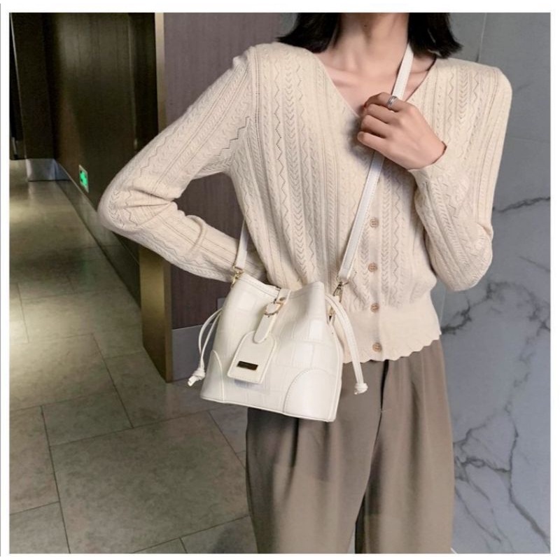 [พร้อมส่ง] 010-กระเป๋าสะพายข้าง ทรงขนมจีบ หนังpu | Shopee Thailand