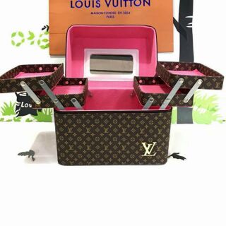 💼: กระเป๋าใส่เครื่องสำอาง Louis/Gucci
🎁:
