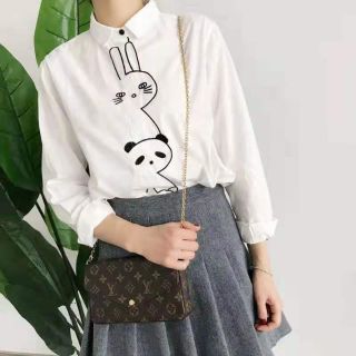 เสื้อเชิ้ตผ้าคัตตอนญี่ปุ่นแขนยาว ปักลายกระต่ายที่ซาบเสื้อและคอแต่งโบว์ลายสก็อต