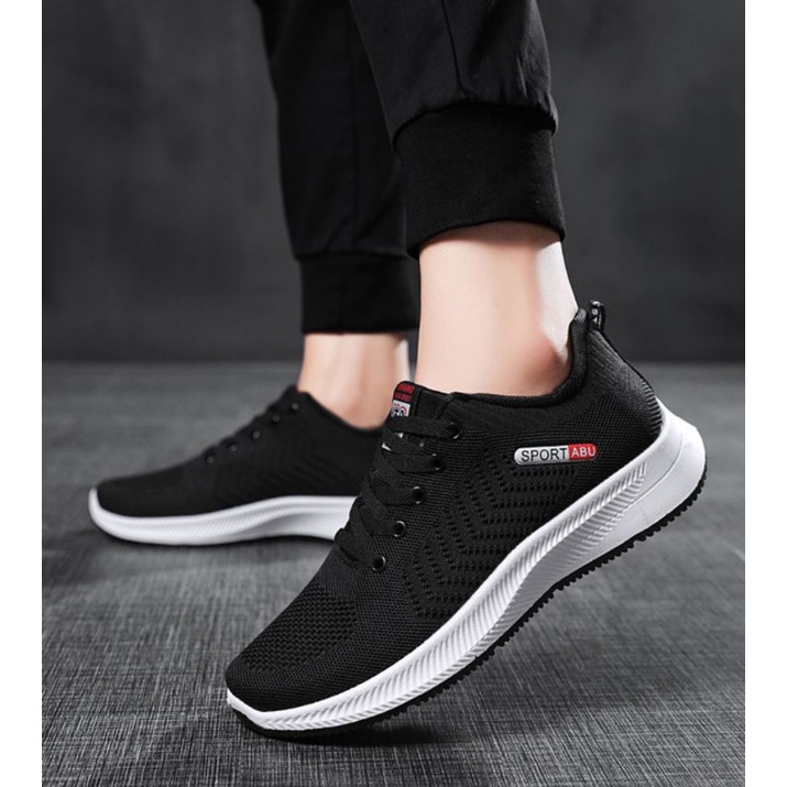 ภาพหน้าปกสินค้ารองเท้าเซฟตี้ผ้าใบหัวเหล็กทรงสปอร์ตสีดำพื้นขาว