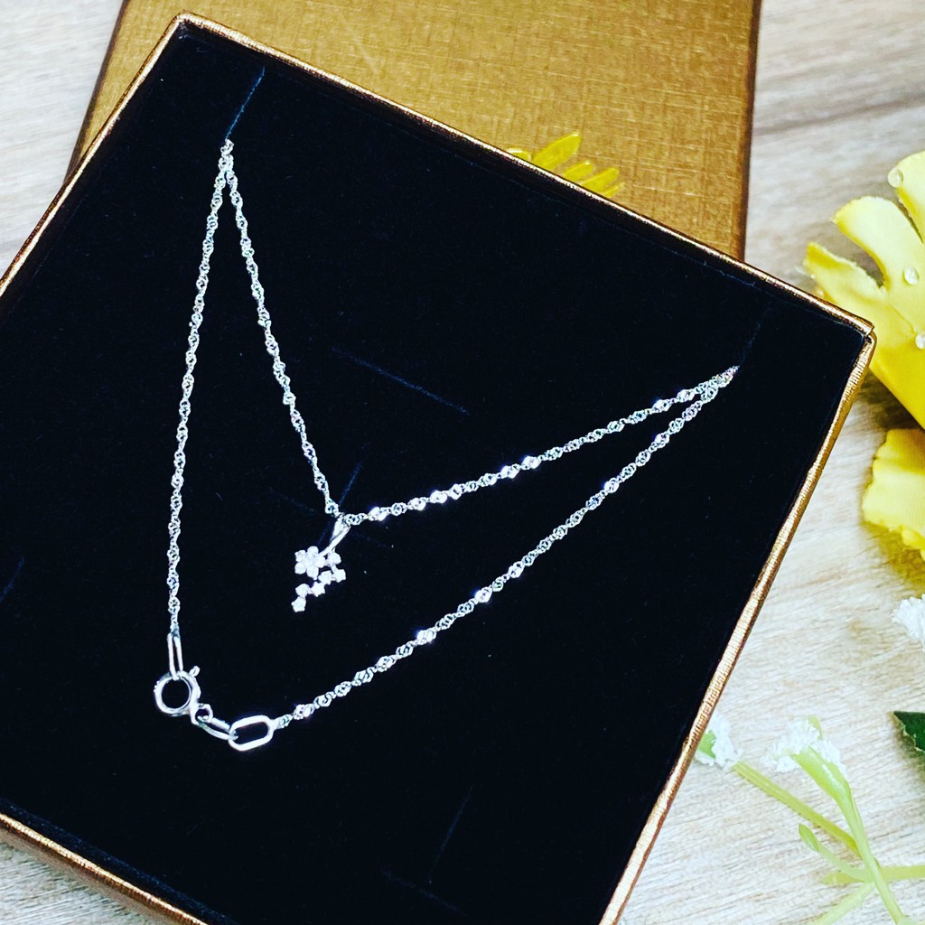 ภาพหน้าปกสินค้าPrincely Diamond Pendant Necklace จี้เพชรแท้พร้อมสร้อยคอทองคำขาว 18K รุ่น charming flowers จากร้าน princely.co.th บน Shopee