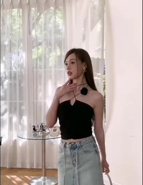 ey-shop688-พร้อมส่ง-900-เสื้อเกาะอกผ้าไหมพรมแต่งดอกไม้-เสื้อคล้องคอจับจีบย่นผ้ายืดได้