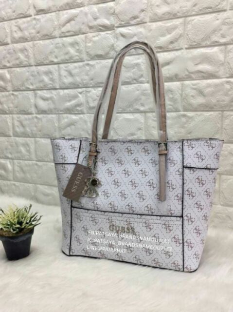 new-guess-large-tote-bagแท้-outlet-พร้อมส่งกระเป๋าถือหรือคล้องไหล่ได้-ลายหนังแบรนด์ตัวจีไขว้ตามแบบฉบับแบรนด์เลยจ้า