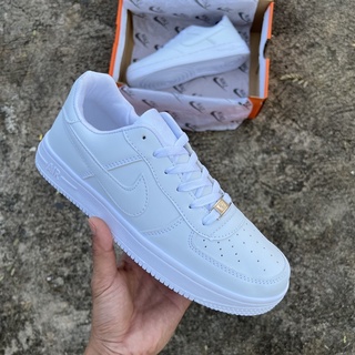 ภาพหน้าปกสินค้า🔥รองเท้า🔥Nike Air Force 1 รองเท้าผ้าใบผู้ชายและผู้หญิง ที่เกี่ยวข้อง