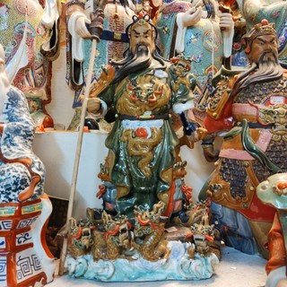 กวนอูยืนมังกร เทพเจ้ากวนอู งานรูปปั้นเซรามิคเจี๊ยอวง ขนาด 22 นิ้ว 关公精品陶瓷