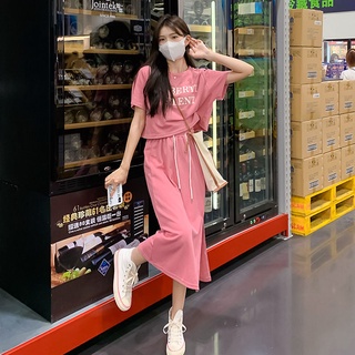 ♈ 🍒 เซท 2 ชิ้น แฟชั่นลำลองเกาหลี เสื้อยืดพิมพ์ลายสีชมพู + กระโปรงผ่าสีชมพู สไตล์มหาลัย