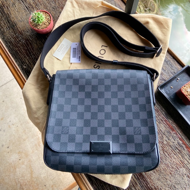 LV District Messenger PM Damier Graphite . 95% Excellent