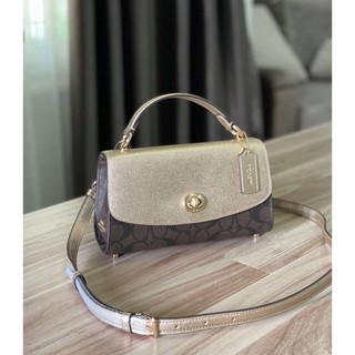 (ผ่อน0%) กระเป๋าสะพายข้าง Coach🌟TILLY SATCHEL 23 IN SIGNATURE CANVAS C1441 ลายซีสีน้ำตาล ฝาพับสีทอง