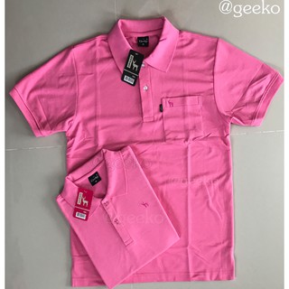 ภาพหน้าปกสินค้าpolo shirt คอปกสีชมพู แขนสั้น สีพื้นแบบชาย เป็นทรงตรงมาตรฐาน มีกระเป๋าที่หน้าอก Men Polo Shirts ที่เกี่ยวข้อง