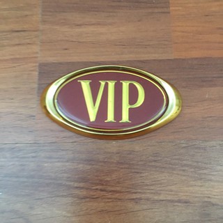 โลโก้* VIP รูปวงรี สีทอง  ขนาด* 5 x 9.5 cm ราคาต่อชิ้น