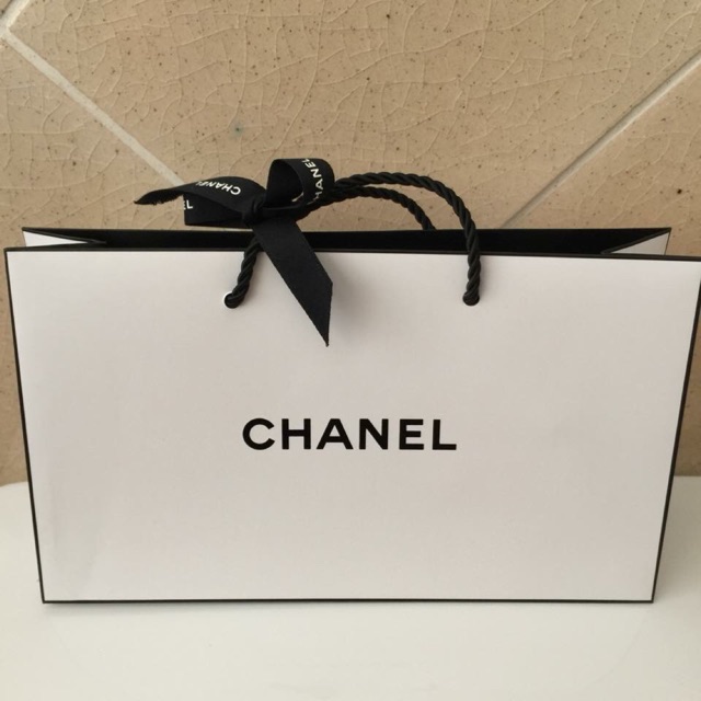 ถุงกระดาษ-ถุง-แบรนด์-chanel-ของแท้-พร้อมริบบิ้นของแบรนด์-ถุงใส่ของ-ถุงเครื่องสำอาง-สวยมาก-หรูหรา