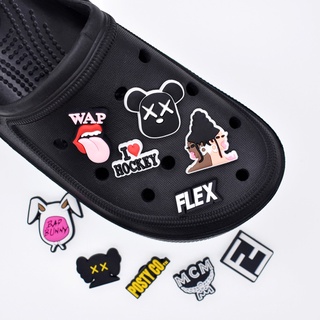 น่ารัก IPhone Kaws Jibitz Crocs อุปกรณ์เสริม แบรนด์น้ํา Croc Jibbits Tik Tok โลโก้ Jibitz Crocks จี้รองเท้า หมุดตกแต่ง สําหรับผู้หญิง