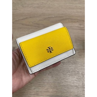 (ผ่อน0%) กระเป๋าสตางค์ 3พับ หนังแท้ สีขาวเหลือง TORY BURCH EMERSON COLORBLOCK MICRO WALLET 80132