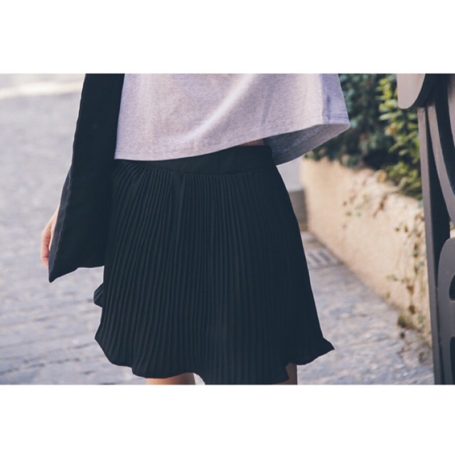 black-pale-pleated-skirt