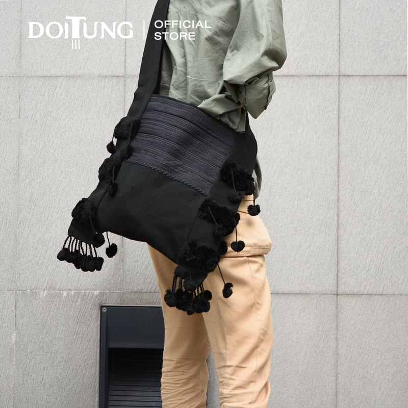 doitung-bag-black-กระเป๋าผ้า-ย่าม-ปอมๆ-ชาวเขา-ดอยตุง-ไซส์ใหญ่