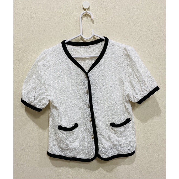 เสื้อสีขาว-ลายฉลุ-มีแถบดำ-กระดุมมุก