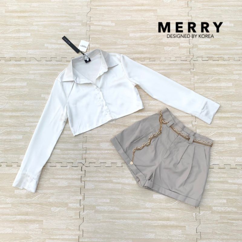 merry-kt-เซทนี้-ตัวเสื้อเปนเสื้อครอปเชิ้ต-แขนยาวมาพร้อมกับกางเกงขาสั้น-ปลายขาพับมาพร้อมเข็มขัดโซ่ด้วย