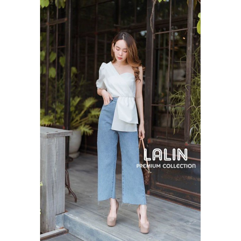 lalin-ลลิล-set-เสื้อบ่าเดี่ยวแขนพอง-สีขาว-ใส่แมทกับกางเกงยีนส์ทรงกระบอก