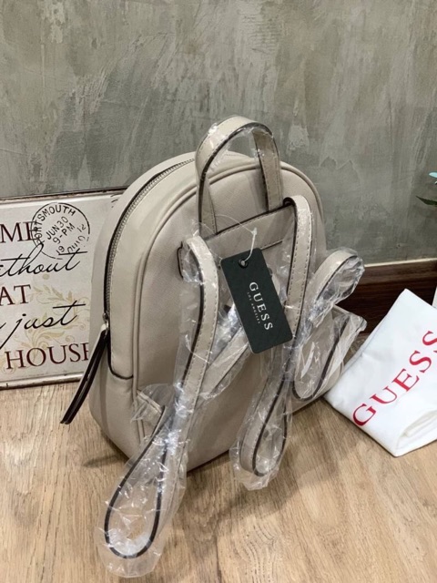 guess-woman-s-backpack-กระเป๋าเป้สะพายรุ่นใหม่-วัสดุหนังsaffiano