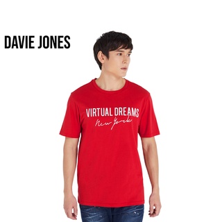 เสื้อยืดใหม่ 2022DAVIE JONES เสื้อยืดพิมพ์ลาย สีแดง ทรง Regular Fit Graphic Print T-Shirt in red TB0207REL XL  XXL 3XL