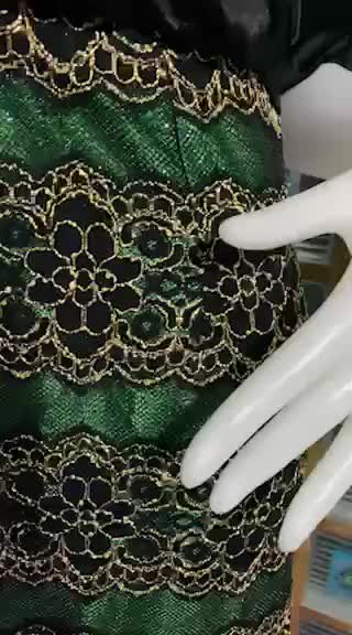 เดรสสีดำแขนสั้นแขนแหวกสวยๆ-เนื้อผ้ากลิตเตอร์วิ้ง-กระโปรงสีเขียวปักดิ้นวิ้งหลากสีในเนื้อผ้าปักลายนูนสีทองดอกไม้สวยๆ