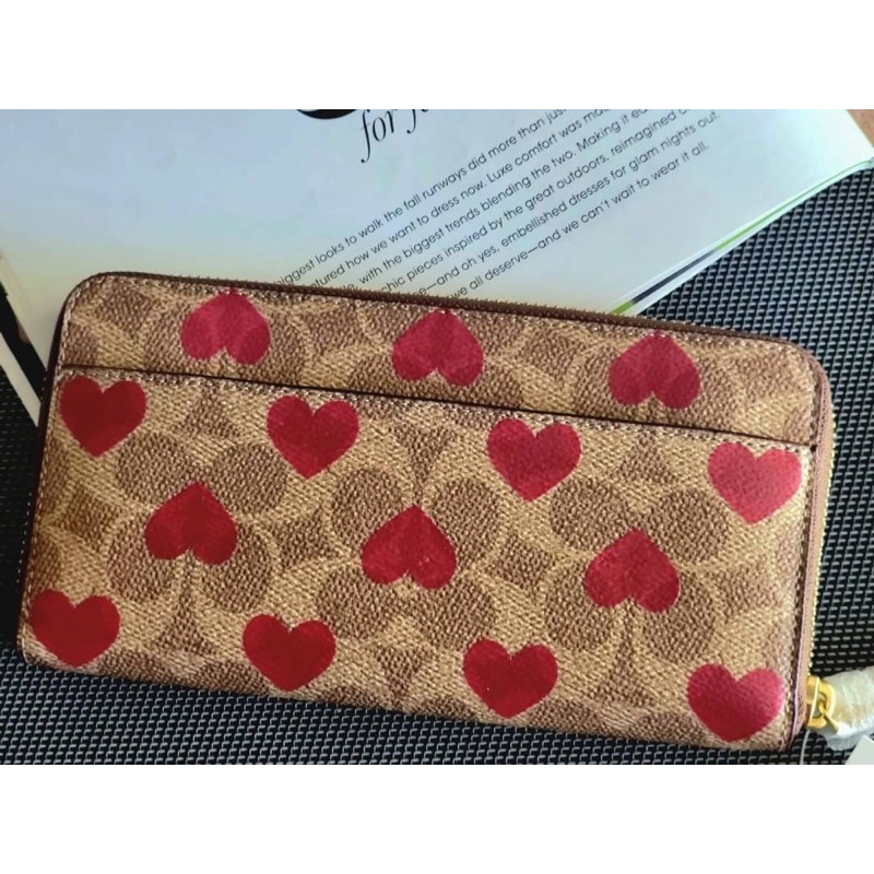 สด-ผ่อน-กระเป๋าสตางค์-ลายหัวใจ-c8547-coach-accordion-zip-wallet-in-signature-canvas-with-heart-print