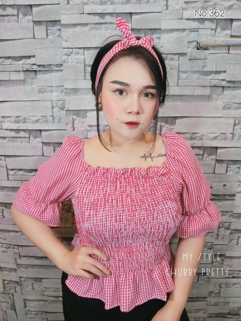 plus-size-36-46-เสื้อลายสก็อตย่น-คอเหลี่ยมแขนตุ๊กตาสม็อครอบตัว-โบว์ผูกผมเกร๋ๆ